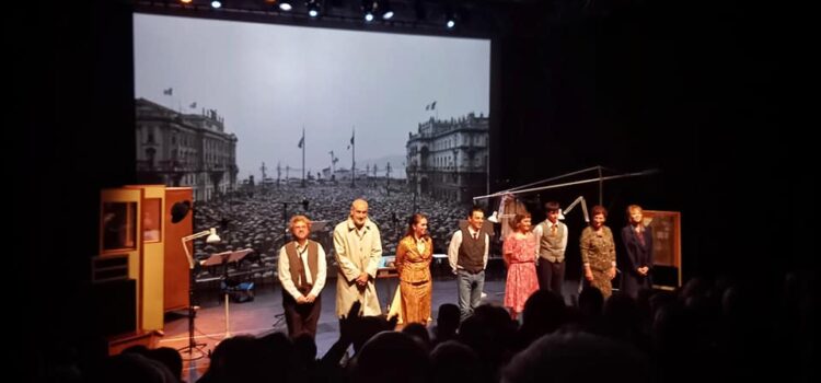 26 ottobre. Un mare di ombrelli di Gori: un piccolo capolavoro